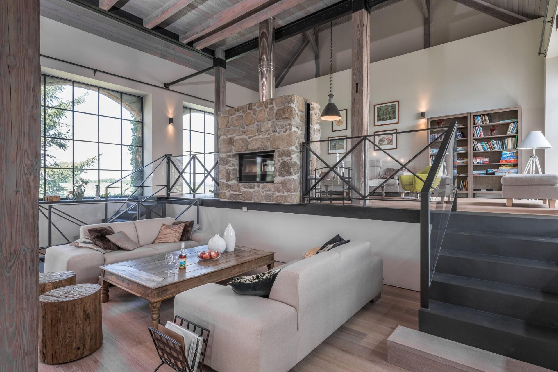 Obývací pokoj s krbem