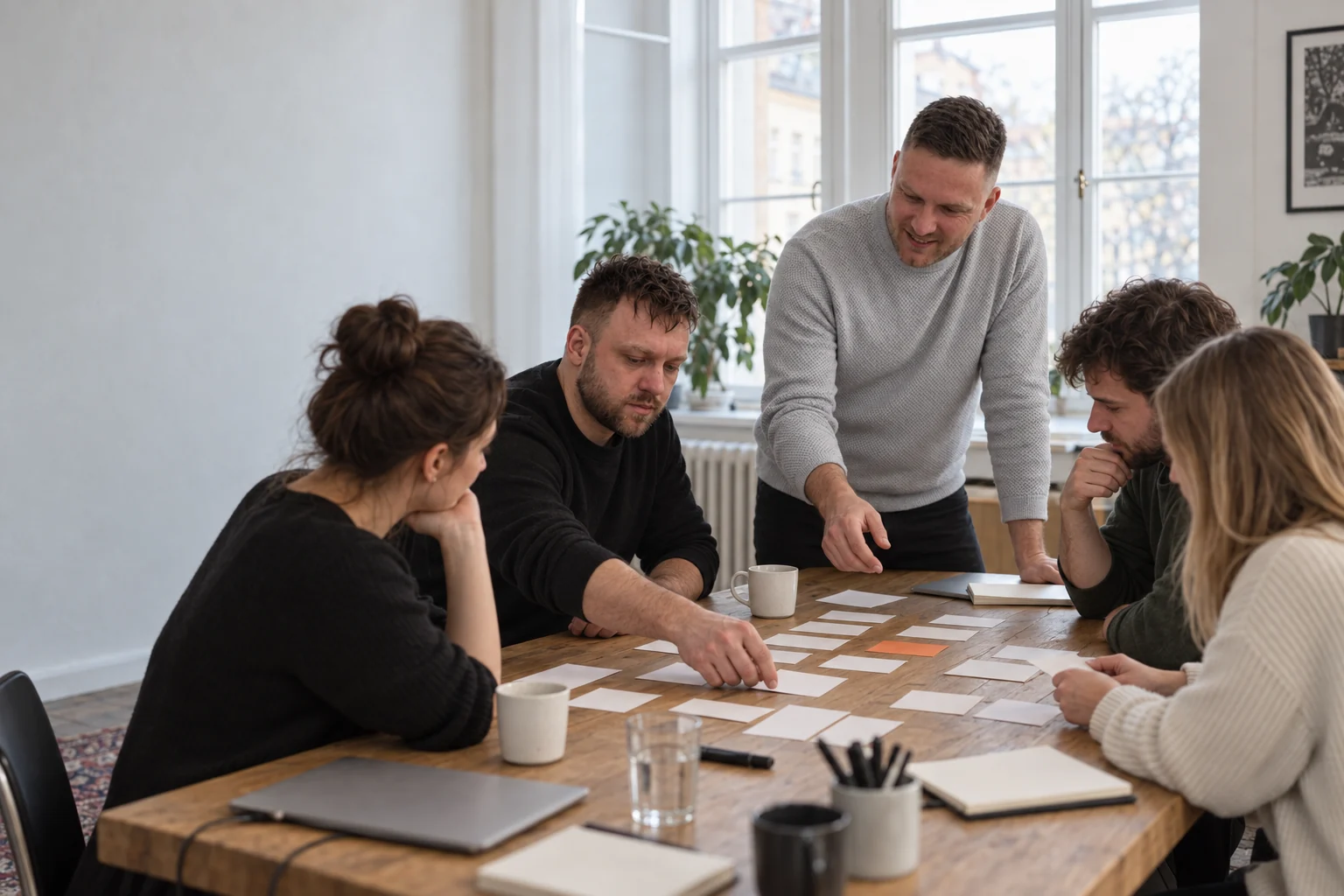 Jakub Liška und Tomáš Neumann mit dem Team am Tisch